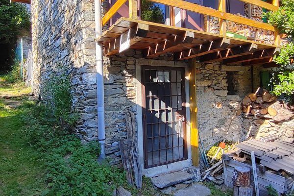grande-baita-ristrutturata-in-posizione-soleggiata-ed-in-mezzo-alla-natura-02