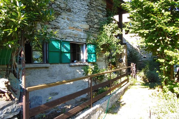grande-baita-ristrutturata-in-posizione-soleggiata-ed-in-mezzo-alla-natura-05
