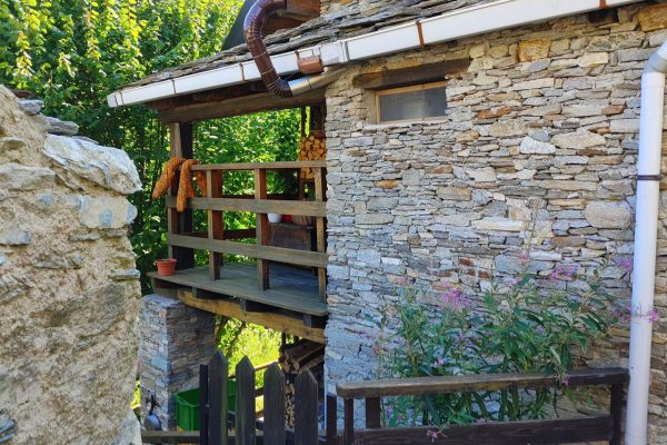 grande-baita-ristrutturata-in-posizione-soleggiata-ed-in-mezzo-alla-natura-06(1)