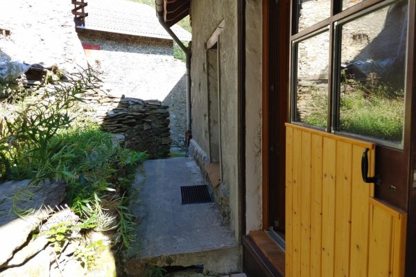 grande-baita-ristrutturata-in-posizione-soleggiata-ed-in-mezzo-alla-natura-07