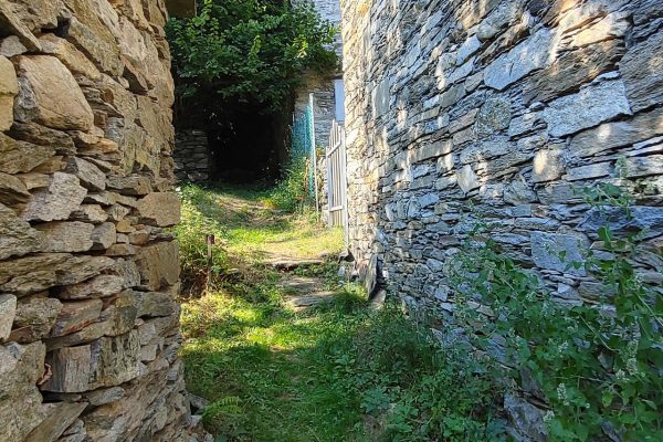 grande-baita-ristrutturata-in-posizione-soleggiata-ed-in-mezzo-alla-natura-08
