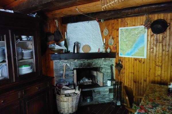 grande-baita-ristrutturata-in-posizione-soleggiata-ed-in-mezzo-alla-natura-12