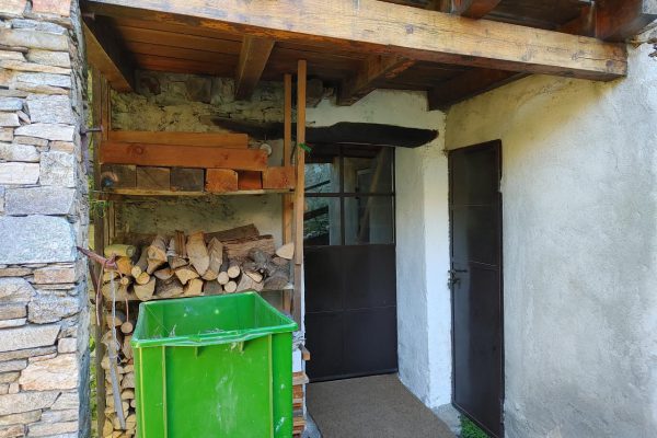 grande-baita-ristrutturata-in-posizione-soleggiata-ed-in-mezzo-alla-natura-23